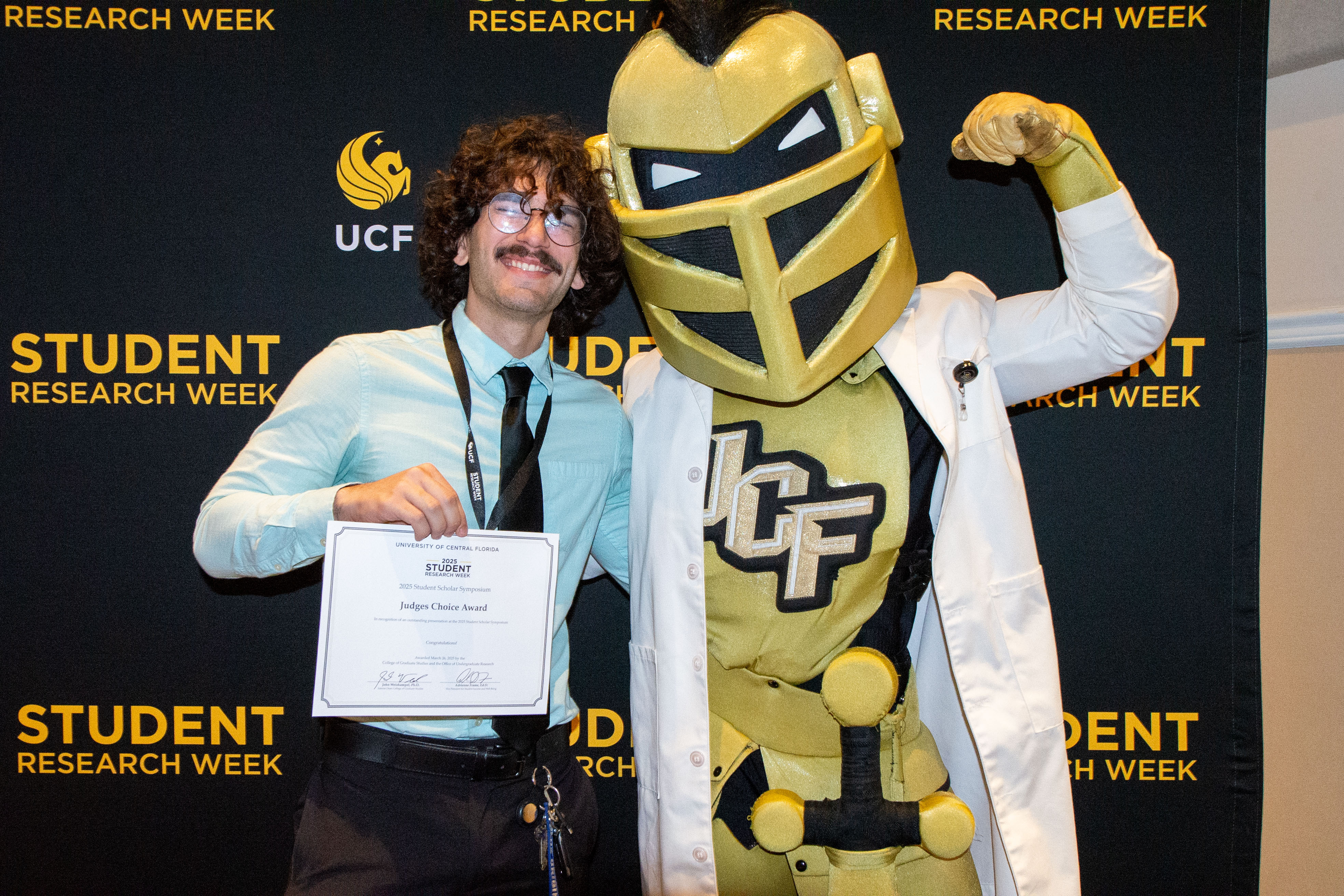 Emilio Pereira receiving Judges Choice Award at UCF Student Research Week